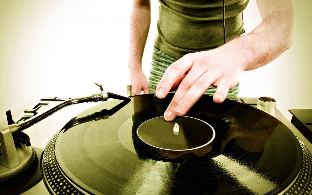 Trabaja de Dj con la empresa lider del sector de bodas en Málaga Sólo los mejores estarán en nuestras filas
