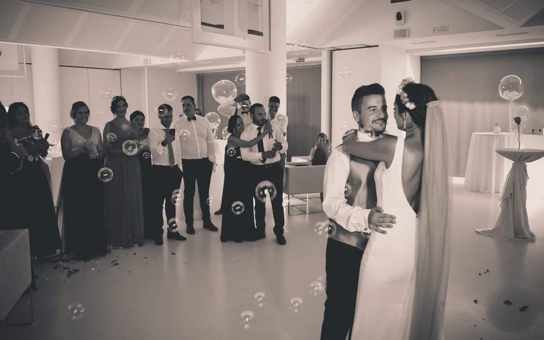 %secondary_titLe% La divertida boda de Johnny y Carmen
